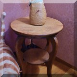 F55. Small oak side table.